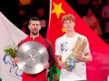 Novak Djokovic y Jannik Sinner, finalistas del ATP de Shanghai, posan con sus trofeos y flores.