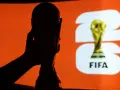 Silueta de mano sosteniendo el trofeo de la Copa Mundial de la FIFA. La pregunta es: cada cuanto es el mundial.