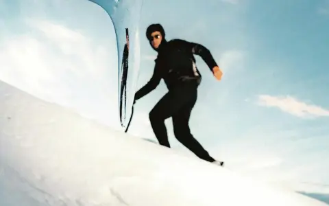 Kilian Jornet desciende el Mont Blanc con agilidad, su silueta negra contra la nieve y el cielo azul.