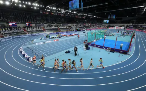 Carrera de atletismo hoy, horario de competición en pista cubierta. Atletas compiten en la pista azul.