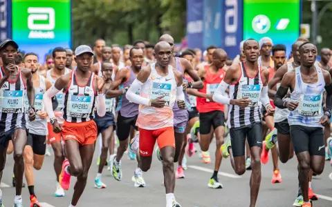 Corredores compiten en uno de los maratones mas importantes del mundo. Eliud Kipchoge lidera el grupo.