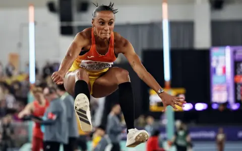 Ana Peleteiro, a atleta española, en pleno salto. Su edad no es impedimento para su potencia.