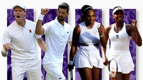 Tenistas celebran victoria. Novak Djokovic, Serena y Venus Williams, y otro jugador, listos para la acción cuando juega sinner.