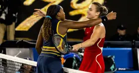 Coco Gauff y Sabalenka se abrazan en la cancha tras un emocionante partido.