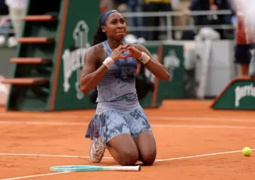 Coco Gauff, a joven tenista, celebra en tierra batida, con el corazón en las manos.