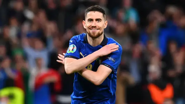 Jorginho, con su sonrisa, celebra un gol. Su juego lo acerca al Balón de Oro.