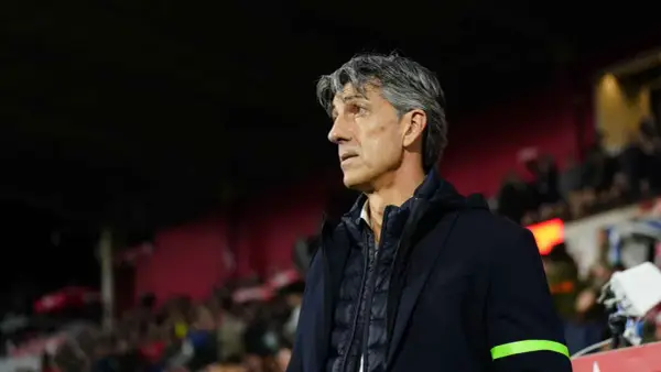 Entrenador de la Real Sociedad, con su mirada fija en el partido. Los sueldos del equipo son un tema importante.