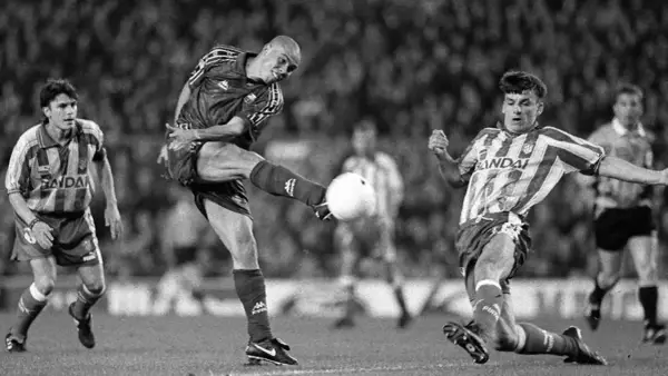 Jugadores del Deportivo de la Coruña y el FC Barcelona en acción. Ronaldo, con la camiseta azulgrana, golpea el balón.