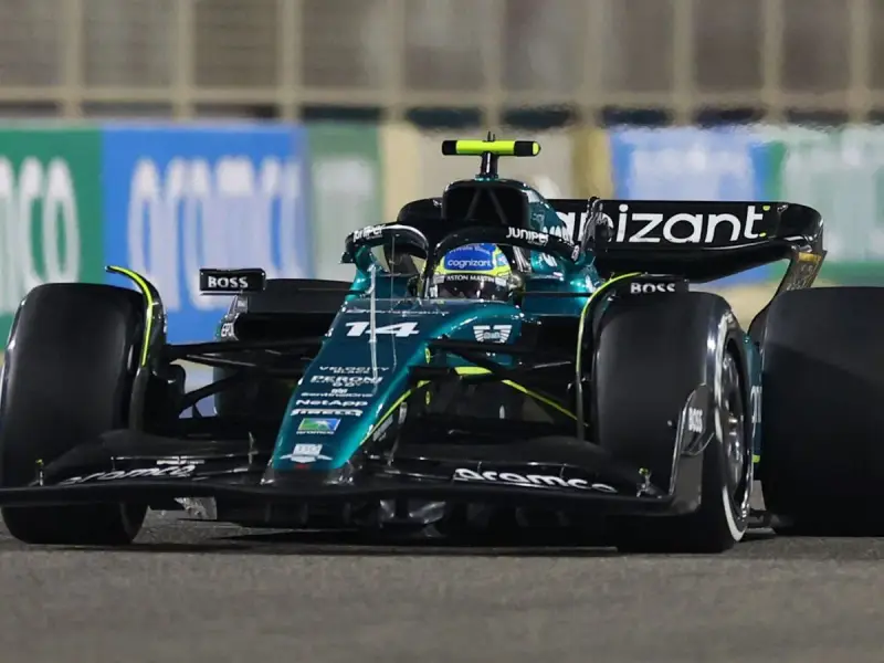 Fernando Alonso al volante de su Aston Martin, número 14, compitiendo en la pista.