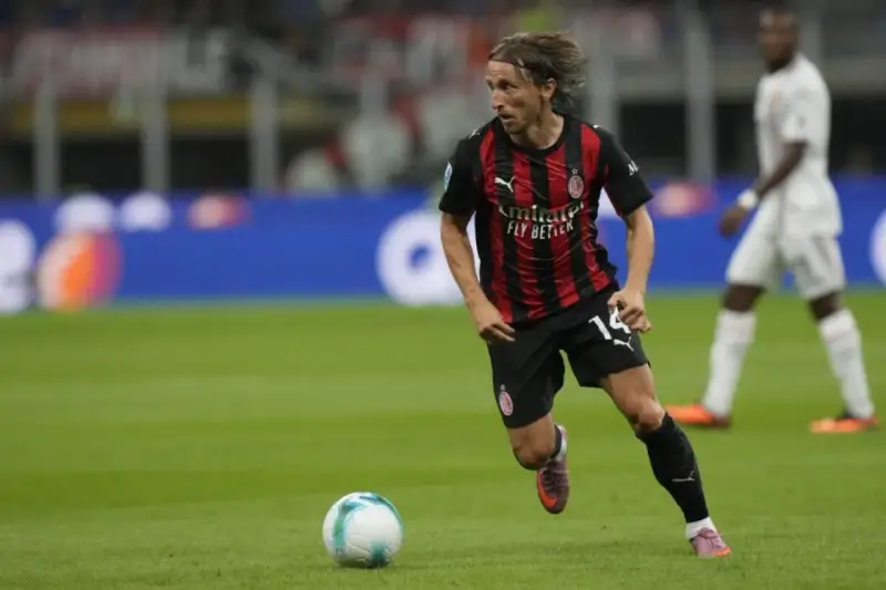 Jugador del AC Milan con el balón, en partido contra el Lecce.