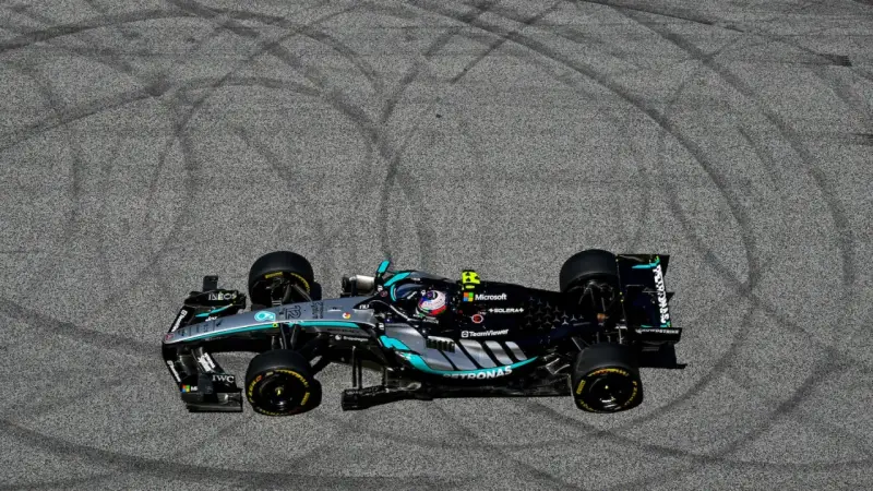 Coche de F1 Mercedes-AMG Petronas en el GP Austria, dejando marcas de neumáticos en el asfalto.
